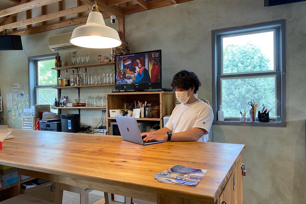 仕事場でMacBookに向かう高祖浩孝